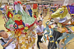 福井市国体「はぴりゅう」などをモチーフにした吹き流し7日から展示へ