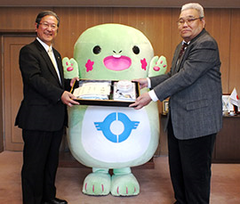 新キャラ「とっちー」デビュー 地元LCが着ぐるみ寄贈 東金市の公式マスコット