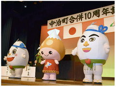 「米ケル」と「イカりん」お披露目　中泊町