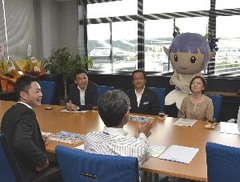 ふじっこちゃん今年もCM出演 支社長、石井町を訪れPR