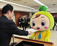 ミーモくん、シンボルに任命 「環境モデル都市」御嵩町