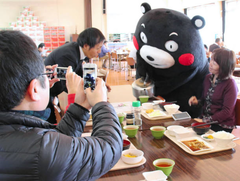 くまモンが年末あいさつ 熊本進出の未来工業を訪問