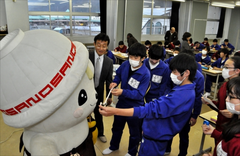 さのまるの魅力「黄金比」で解明　佐野で宇都宮大教授が公開授業