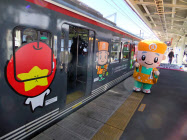 長野県のご当地キャラのラッピング電車運行