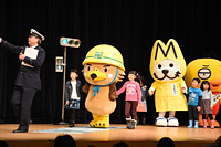 弘前「たか丸くん」や「ニャモタン」登場し交通安全教室