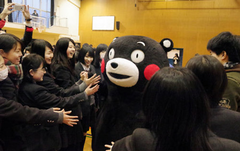 「くまモン」京都府を訪れ震災支援の感謝伝える