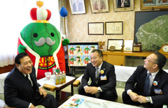 ジャンボ~ル三世 TVCMで踊る 入善町役場 「十六茶」に起用報告