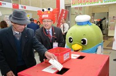 トリピーも投函、年賀状引き受け開始　蟹取県もＰＲ