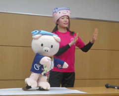 「あゆコロちゃん」と健康に 体操踊るロボット 厚木の中小企業など製作