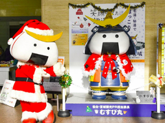 県庁の「むすび丸」の像がクリスマス