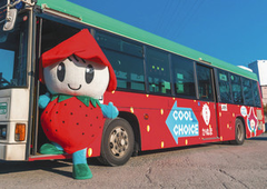 「ベリーちゃん」も描いたラッピングバス鹿沼市内を走行中
