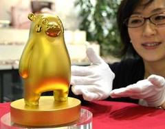 １億円の純金製「くまモン」　鳥取県内に初お目見え