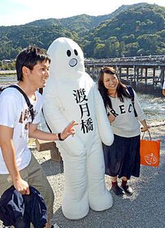 京都・嵐山ゆるキャラ、早速人気者に 地元商店街が披露