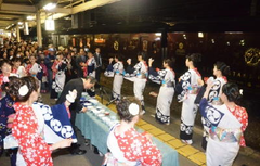 ななつ星、有田駅に停車 町民500人歓迎