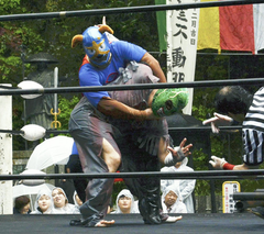 市のイメージキャラがプロレスに…市議とタッグ