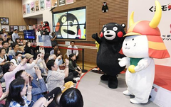 ひこにゃん、復活くまモンを激励 共演に100人歓声