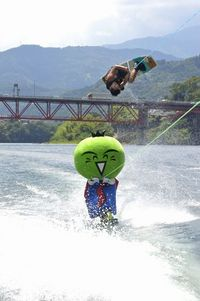 「すだちくん」ウェイクボードで滑走