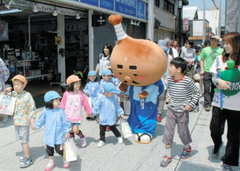 石畳風舗装完了、歩き初め／丸亀・富屋町商店街