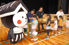 虫歯予防を「とち介」がＰＲ　フッ素塗布の子どもたち対象　栃木