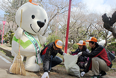 公募の300人ときいちゃんらお城清掃