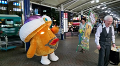 「サイケ・デリーさん」高円寺駅でＰＲ活動