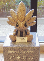 ざまりん、今度は石像に
