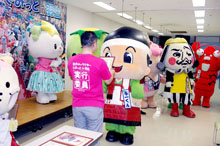 <世界さみっと>羽生で応援キャラ任命式 たかたのゆめちゃんら7体