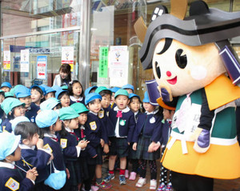 ゆめまる「10歳」お祝い 福井 園児が歌のプレゼント