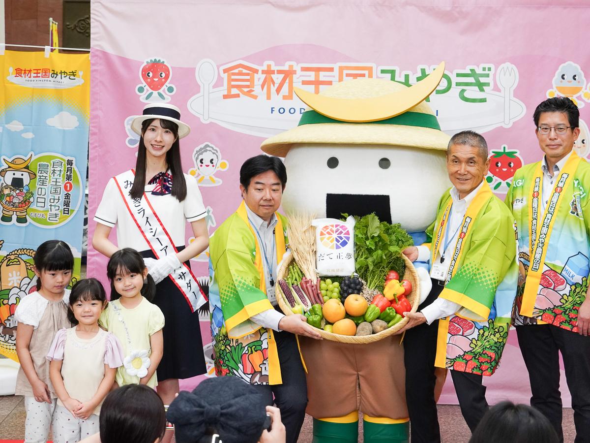 むすび丸の新コスチューム「農産バージョン」お披露目 県産農産物をPR